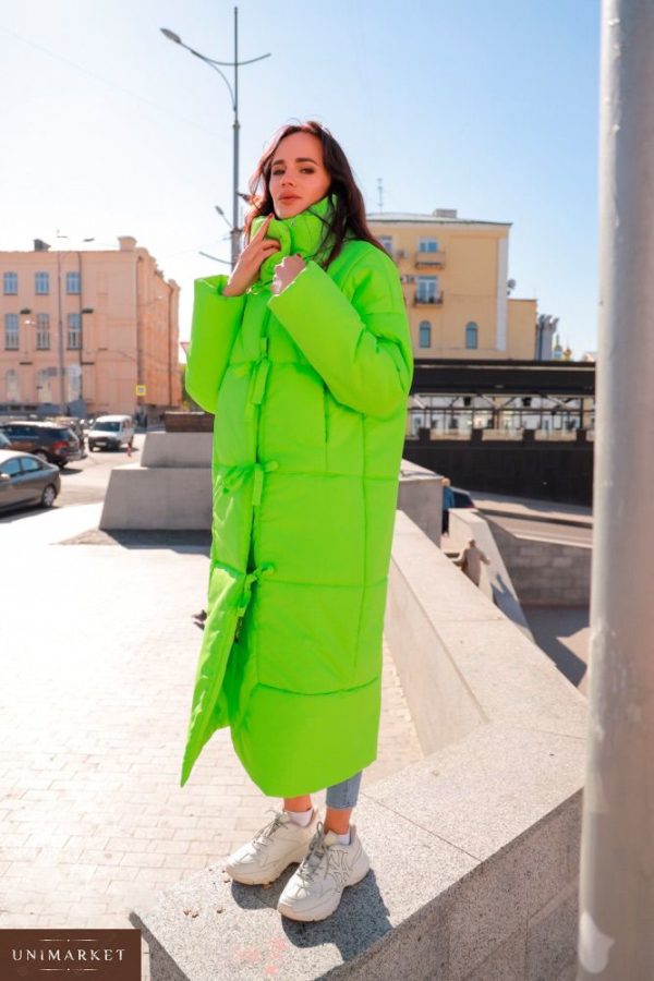 Купити оптом жіночу витончене пальто на утеплювачі з плащової тканини зеленого кольору батал в подарунок