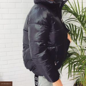 Придбати дешево жіночу чорну куртку з холофайбер наповнювачем недорого