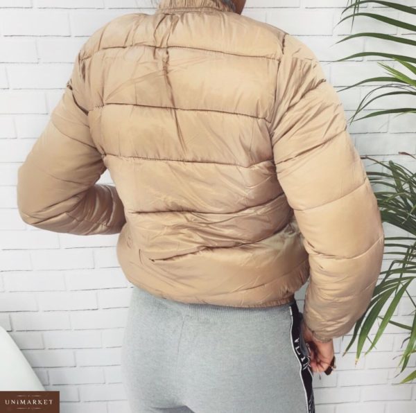 Заказать недорого женскую короткую куртку из плащевки на молнии цвета бежевого дешево