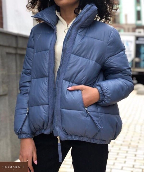 Заказать в интернет-магазине женскую куртку на молнии с двумя карманами на холофайбере голубого цвета дешево