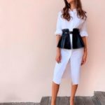 Приобрести в интернет-магазине женское платье-рубашка из экокожи с баской съёмной белого цвета дешево