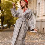 Заказать в подарок женское пальто халат на запах под пояс с широким удлиненным рукавом светло-серого цвета оптом Украина