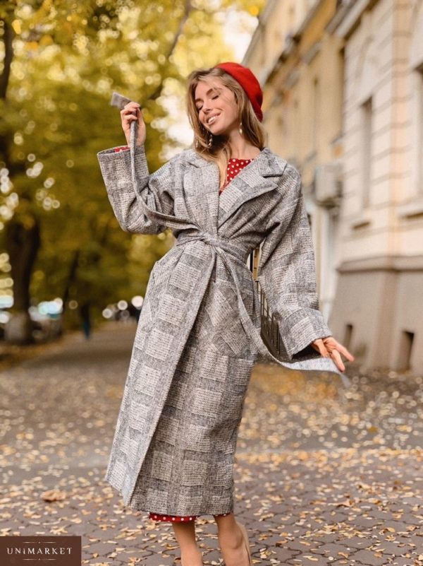 Замовити в подарунок жіноче пальто халат на запах під пояс з широким подовженим рукавом світло-сірого кольору оптом Україна