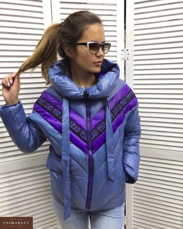 Замовити в подарунок жіночу куртку на блискавці з холлофайбера блакитного кольору оптом Україна