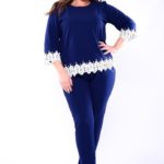 Замовити в інтернет-магазині жіночий костюм: блузка + штани з креп дайвінгу з декором мереживо синього кольору батал дешево