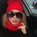 Придбати в інтернет-магазині жіночий набір: подовжена шапка + шарф кольору червоного дешево