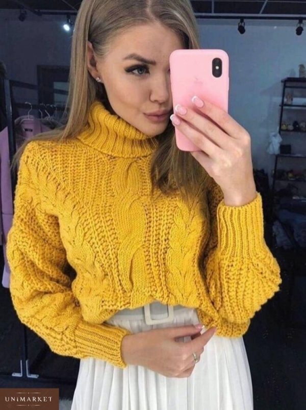 Заказать в подарок женский свитер объемной вязки под горло с фактурным узором цвета горчицы оптом Украина