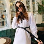 Заказать в подарок женское теплое платье туника с поясом из трех нитки на флисе белого цвета оптом Украина