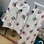 Приобрести в интернет-магазине женскую пижаму шелковую: рубашка с принтом со штанами дешево
