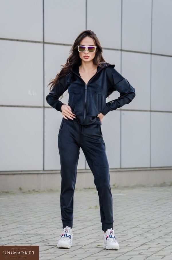 Приобрести в интернет-магазине женский костюм прогулочный с капюшоном на молнии из велюра цвета черного дешево