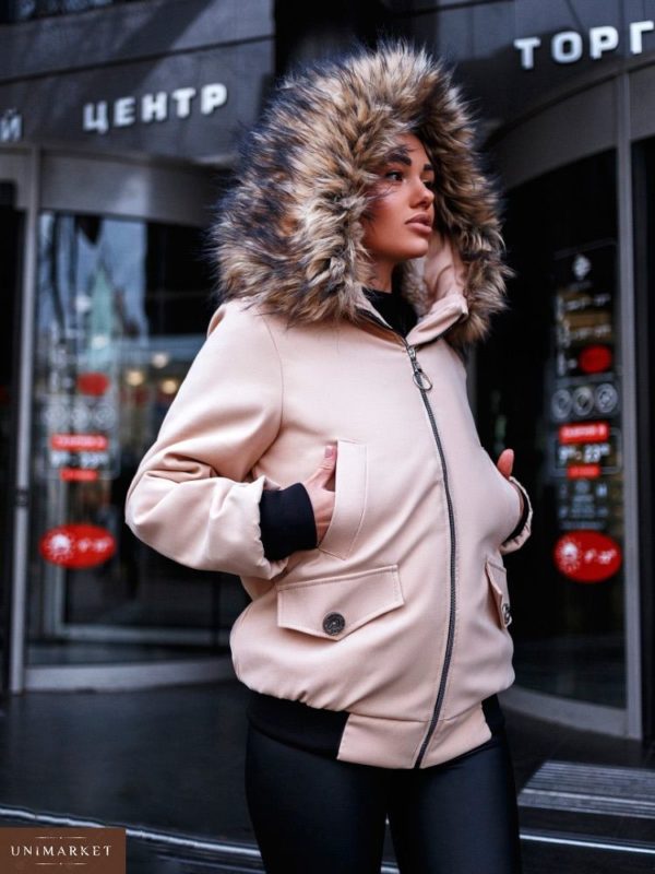Заказать в подарок женскую зимнюю куртку с капюшоном и карманами светло-бежевого цвета оптом Украина