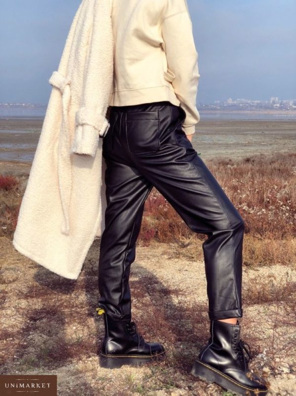 Приобрести в интернет-магазине женские штаны из кожзама на флисе цвета черного дешево