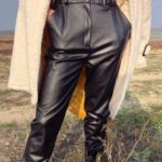 Замовити в подарунок жіночі штани на флісі зі шкірозамінника чорного кольору оптом Україна