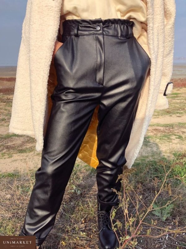Заказать в подарок женские штаны на флисе из кожзама черного цвета оптом Украина