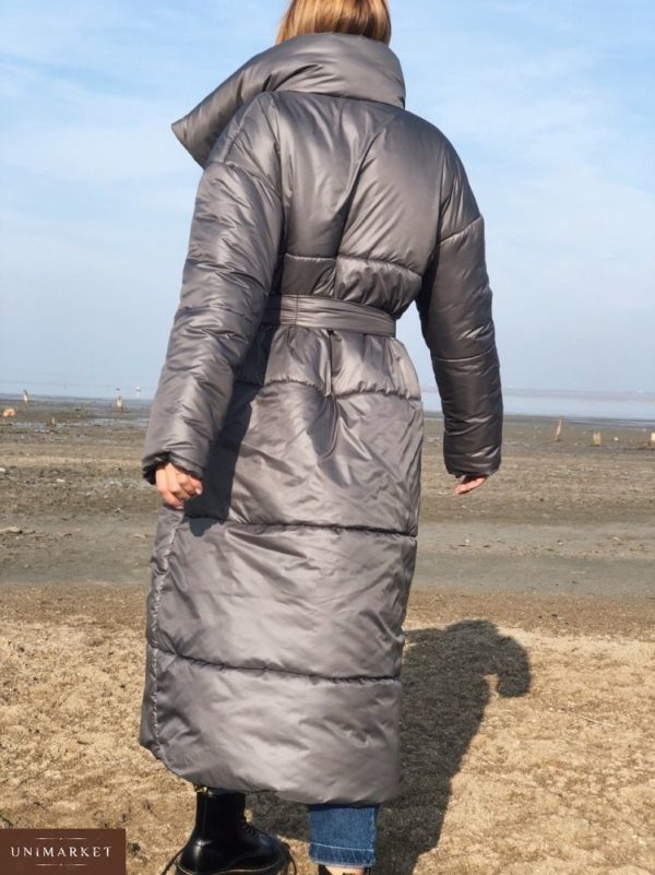 Заказать в подарок женское пальто из плащевки и пуха с поясом серого цвета оптом Украина
