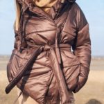 Приобрести женскую с поясом куртку из плащевки и пуха цвета мокко в Украине