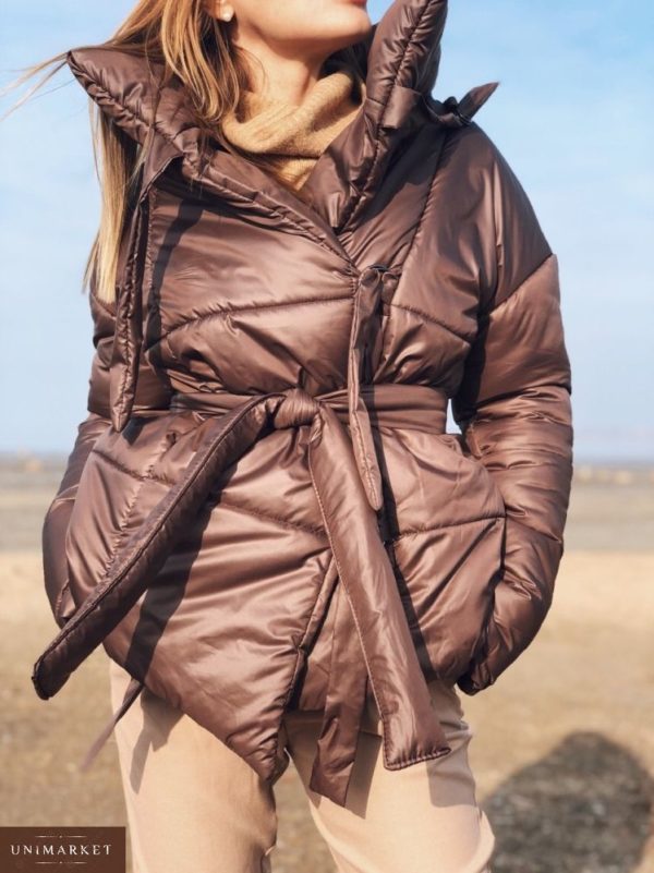 Придбати жіночу з поясом куртку з плащової тканини і пуху кольору мокко в Україні