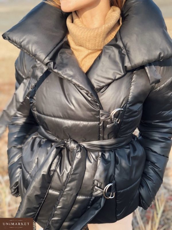 Приобрести в интернет-магазине женскую куртку с поясом из плащевки и пуха цвета черного дешево