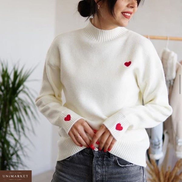 Приобрести в интернет-магазине женский свитер кашемировый оверсайз с сердечками белого цвета дешево