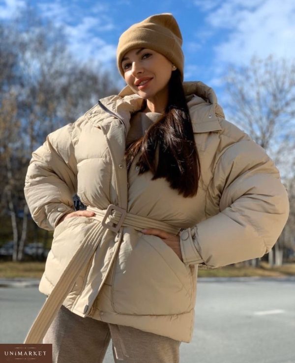 Купить в интернет-магазине дутую женскую куртку из плащевки с поясом бежевого цвета больших размеров недорого