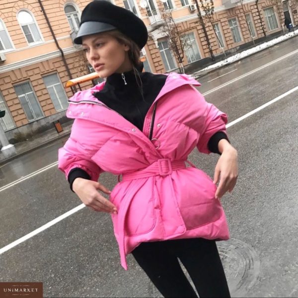 Приобрести дешево женскую куртку дутую с поясом из плащевки розового цвета батал Украина