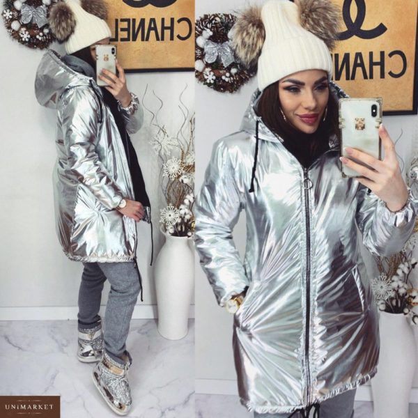 Заказать в подарок женскую зимнюю куртку из ультрамодной плащовки с капюшоном сильвер с блестящим напылением цвета серебра оптом Украина