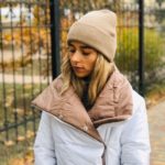 Замовити в подарунок жіночу зимову шапку з ангори бежевого кольору оптом Україна