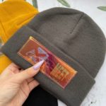 Заказать в подарок женскую молодежную шапку с нашивкой графитового цвета оптом Украина