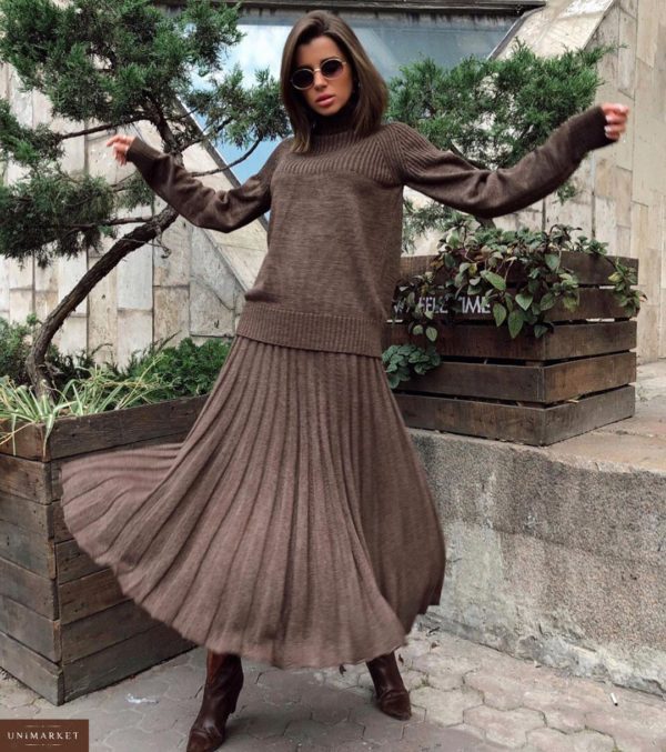 Заказать в подарок женский вязаный костюм: объемный свитер и юбка плиссе шоколадного цвета недорого