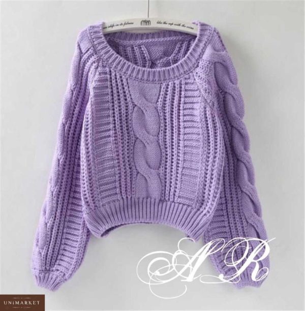 Заказать в подарок женский укороченный свитер узорной вязки цвета сирени дешево