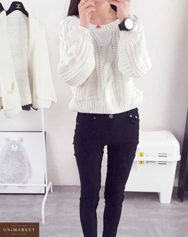 Купить дешево женский свитер укороченный вязки узорной цвета белого в подарок