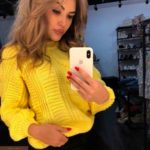 Купить в подарок женский укороченный свитер узорной вязки цвета желтого оптом Украина