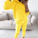 Придбати в інтернет-магазині жіночий костюм спортивний двійка: кофта з капюшоном + штани жовтого кольору дешево