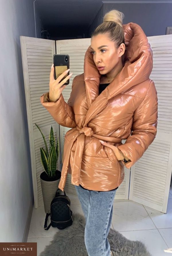 Замовити дешево жіночу куртку з капюшоном на синтепоні зимову кольору світло-коричневого недорого