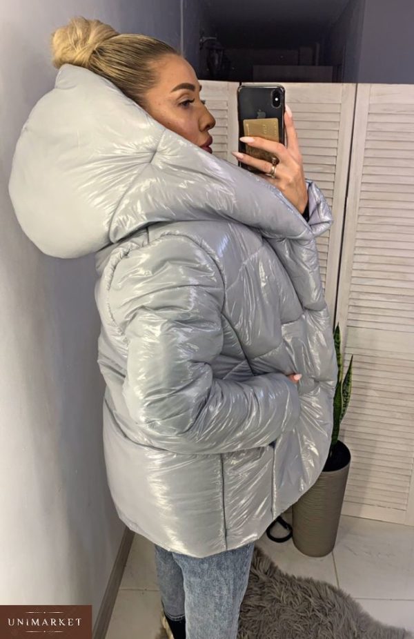 Приобрести в интернет-магазине женскую куртку зимнюю с капюшоном на синтепоне цвета светло-серого дешево