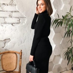 Замовити в подарунок жіночий костюм: облягаючий спідниця + гольф чорного кольору оптом Україна