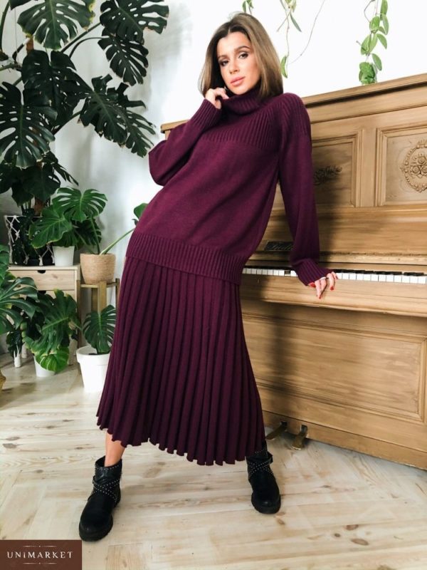 Заказать в подарок вязаный женский костюм: юбка плиссе и свитер объемный цвета винного недорого