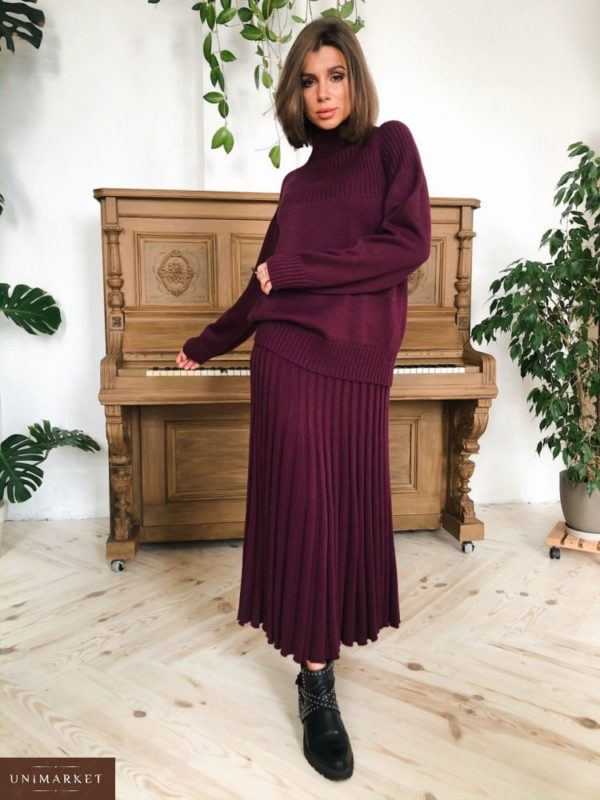 Купить дешево женский вязаный костюм: плиссе юбка и объемный свитер винного цвета в подарок