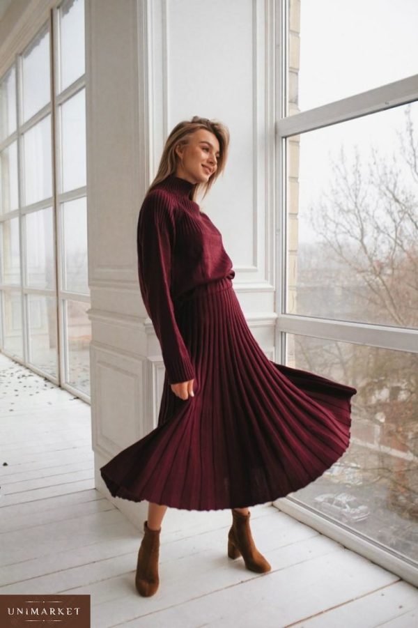 Заказать в подарок женский костюм вязаный: юбка плиссе и объемный свитер цвета шоколадного дешево