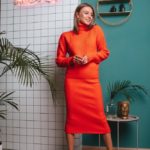 Купити дешево жіночий костюм зі спідницею міді теплий оранжевого кольору в подарунок