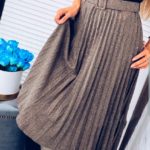 Заказать в подарок женскую юбку плиссе из хлопка с блестками и поясом светло-серого цвета оптом Украина