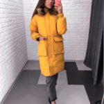 Приобрести в интернет-магазине женскую длинную куртку на заклепках и молнии с капюшоном горчичного цвета дешево