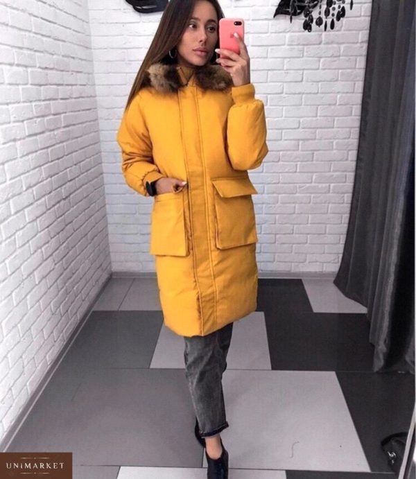 Приобрести в интернет-магазине женскую длинную куртку на заклепках и молнии с капюшоном горчичного цвета дешево
