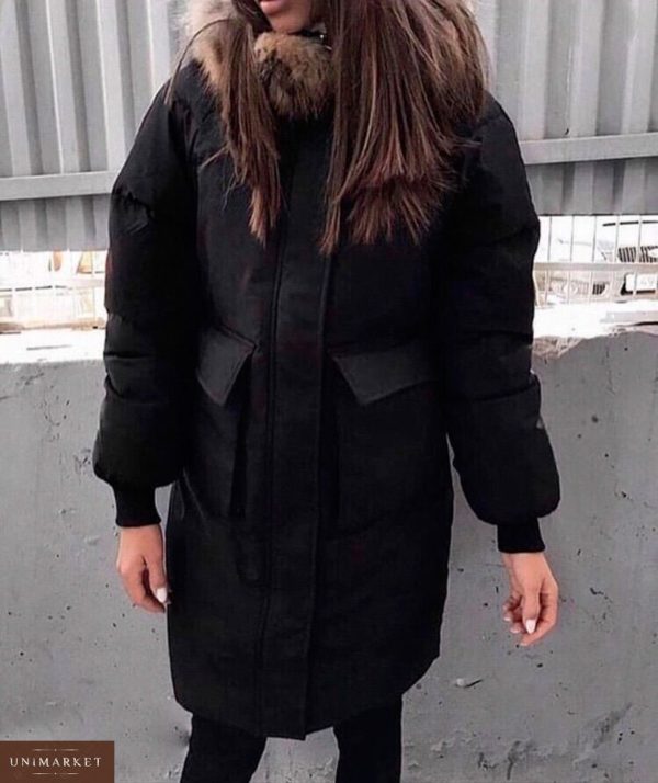 Замовити в подарунок жіночу куртку довгу на заклепках і блискавки з капюшоном чорного кольору оптом Україна