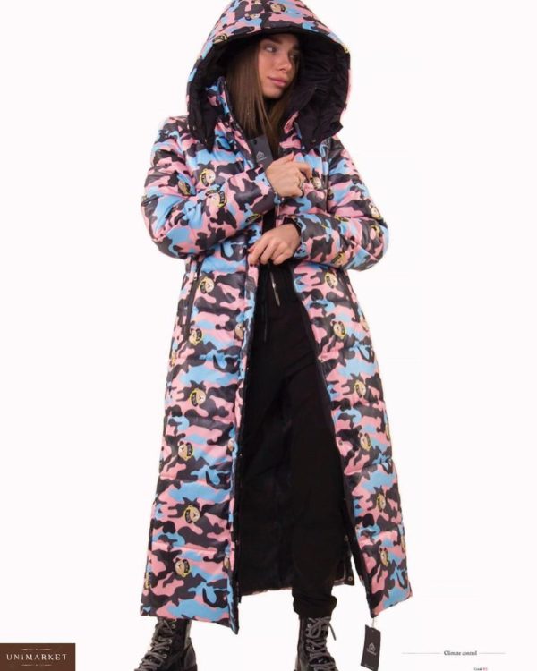 Приобрести недорого женскую зимнюю длинную куртку: воздуховик с капюшоном цвета камуфляж пудра оптом Украина