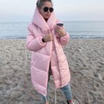 Купить в подарок женскую зимнюю куртку с утеплителем «зефирка» и капюшоном цвета нежно-розового оптом Украина