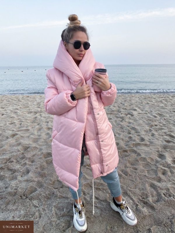 Купити в подарунок жіночу зимову куртку з утеплювачем «зефірка» і капюшоном кольору ніжно-рожевого оптом Україна