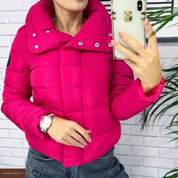 Приобрести в интернет-магазине женскую дутик куртку на кнопках и холофайбере короткую малинового цвета дешево