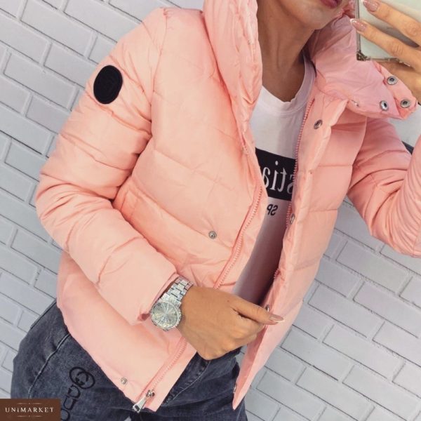 Заказать в подарок женскую куртку на кнопках дутик короткую на холофайбере розового цвета недорого
