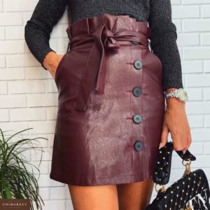 Приобрести в интернет-магазине женскую юбку с пуговицами и поясом из экокожи цвета бордового дешево